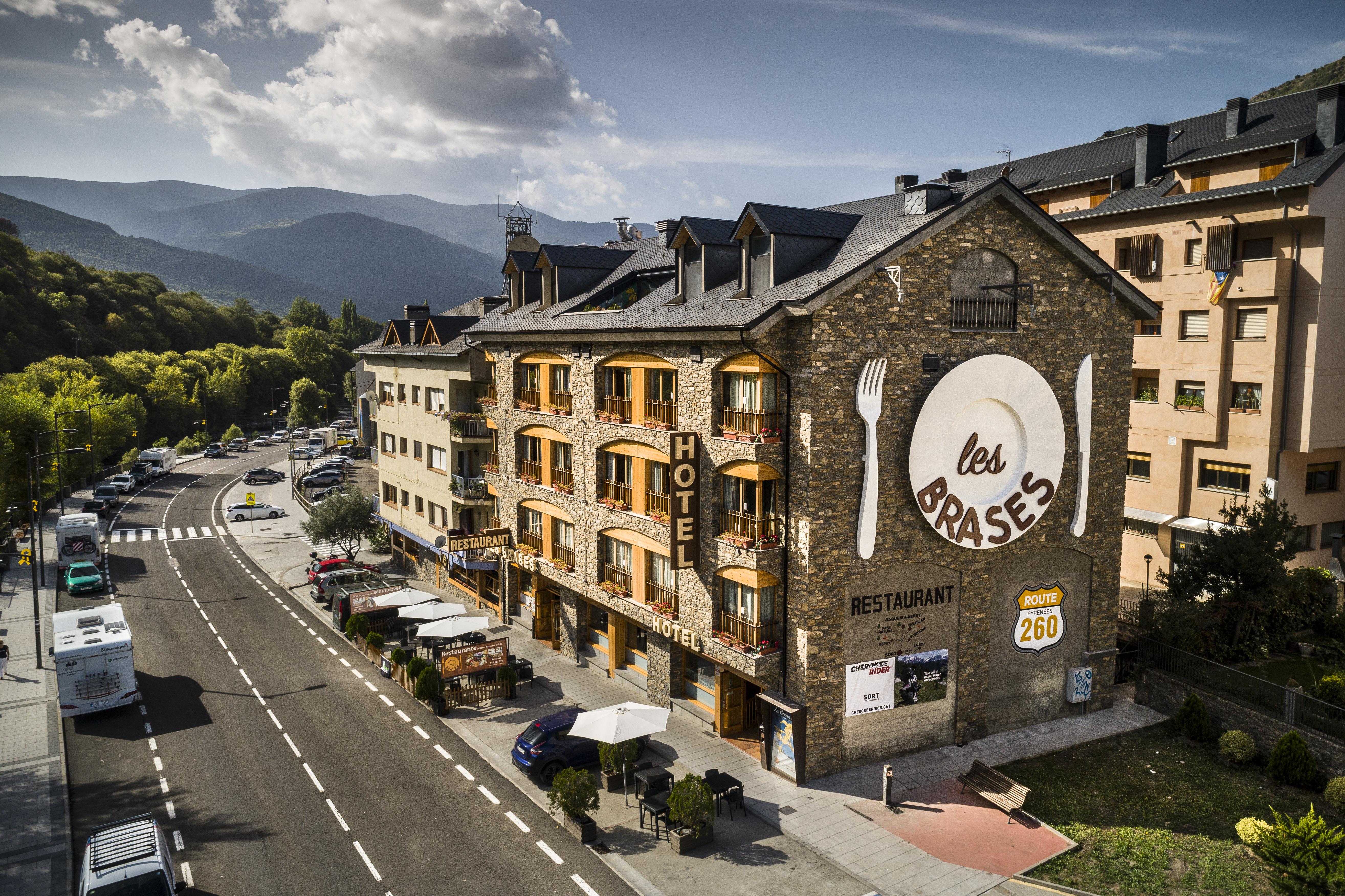 Hotel Restaurant Les Brases Sort Bagian luar foto