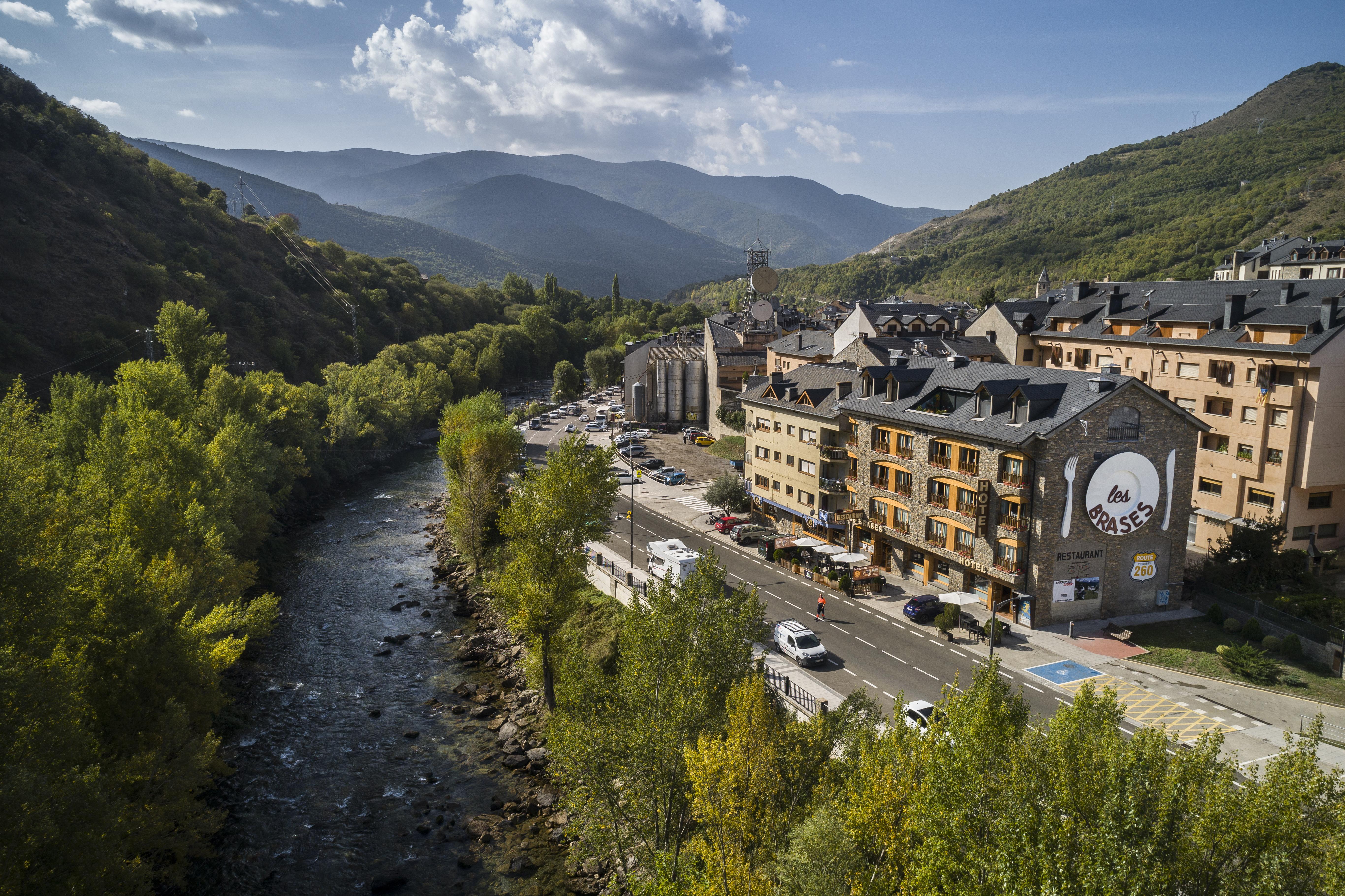 Hotel Restaurant Les Brases Sort Bagian luar foto